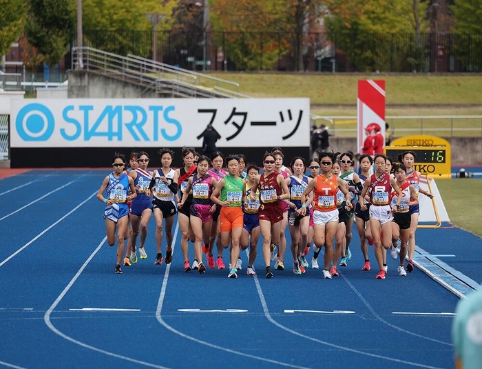 雨上がりの仙台を26校の選手がスタート