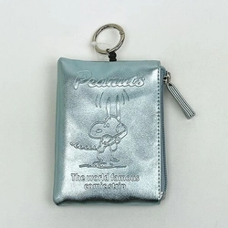 スヌーピーのメタリックカラーがオシャレすぎる。どちらにも伸びるリールも付いたおしゃれで便利なパスポーチです。