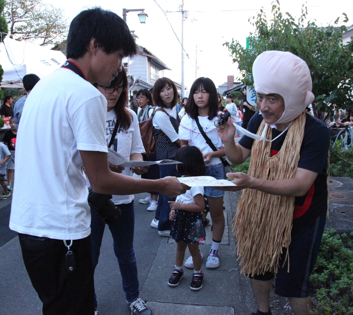 スタンプラリーに並ぶ来場者