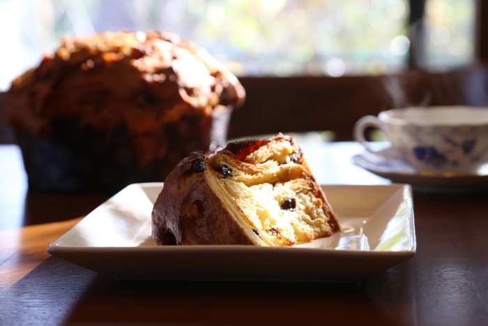 食卓にあるパネトーネのイメージ