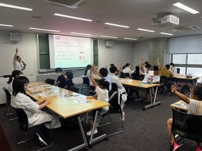親子で体の仕組みについて学ぶ様子 （2023年度開催時の様子）