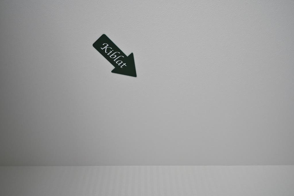 全ての部屋の天井にはメッカの方角がついています