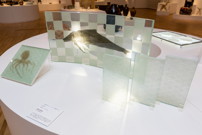 川原隆邦さんと三芝硝材による、手漉き和紙をガラスに挟んだ作品