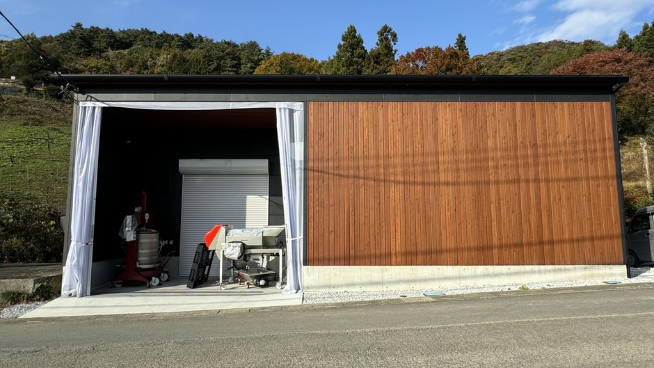 山の中にあるWinery Passion の外観です。