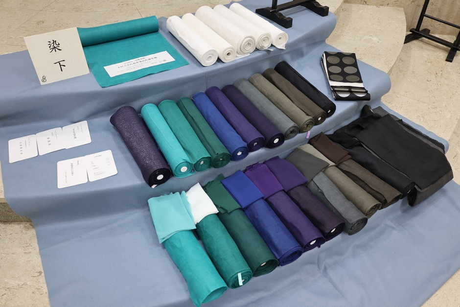 三勝ゆかた博物館の新たなサービス「山紫水明(さんしすいめい)」。綿や麻の生地を1反単位で、10色のカラーバリエーションの中からお好みの色に染められるサービスです