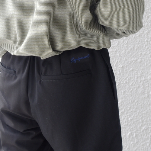 ヒップ部分に施した「Equipment ohwell」の刺繍ロゴ