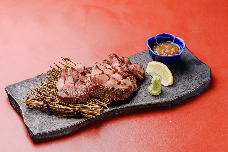 牛タンの芯を炭火で香ばしく、驚くほど柔らかな食感に。ネギ塩・柚子胡椒で。