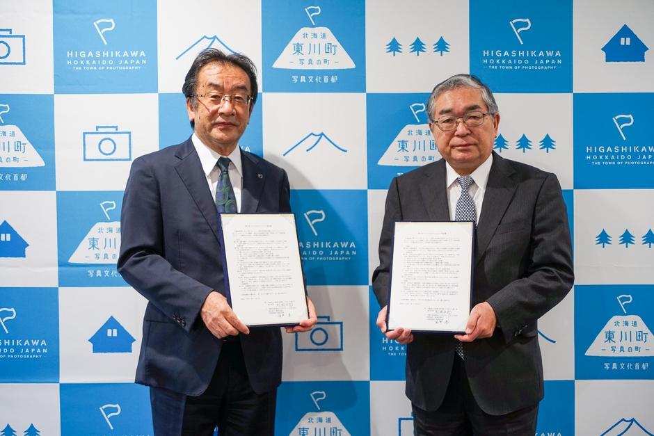 締結式の写真:株式会社阪急交通社 代表取締役社長 酒井淳氏(左)、東川町長 松岡市郎(右)