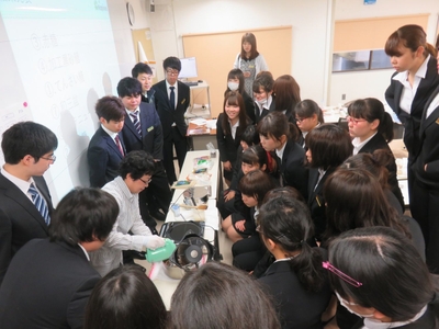 講義風景 含蜜糖 砂糖の実演