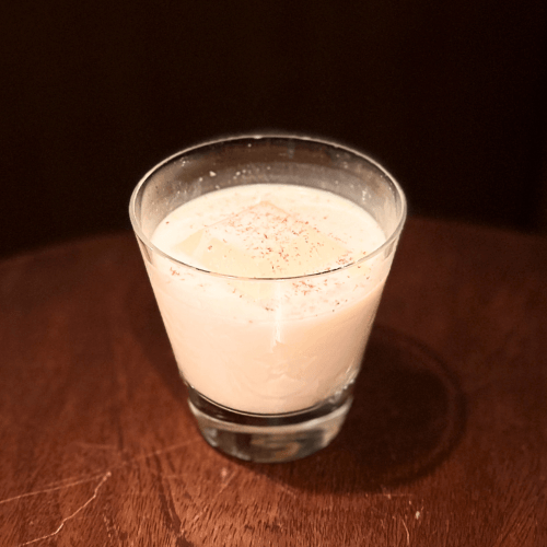 「ミルクメイド・パンチ」 『牛乳を注ぐ女』の素朴で温かみのある日常をイメージした一杯