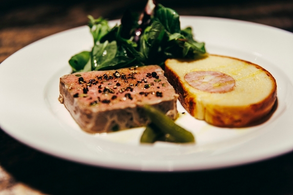 リヨンの本店「ポール・ボキューズ」のスペシャリテ 「ピスタチオ入りソーセージのブリオッシュ 鴨のテリーヌ カンパーニュ風」