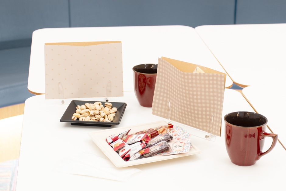 シーン２.　お食事会で　