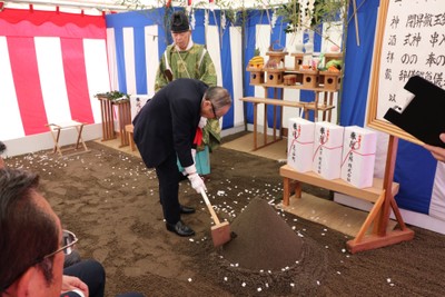 ▲鍬(くわ) 山万株式会社 嶋田哲夫代表取締役会長