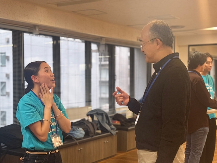 フィリピン人教師と共通点を探す話をしている参加者の様子①
