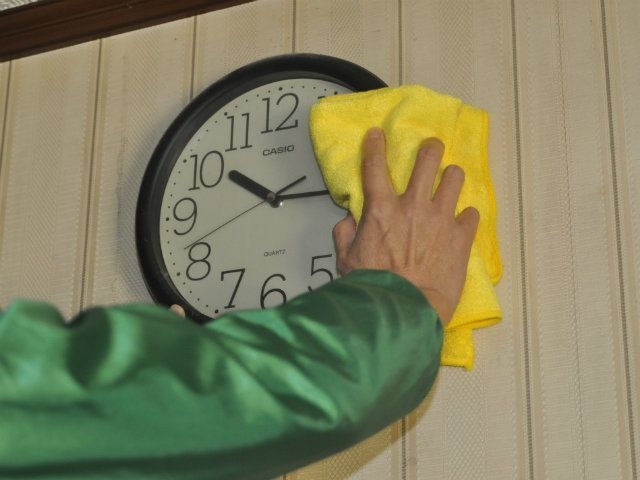 時計にもいつの間にかホコリが…