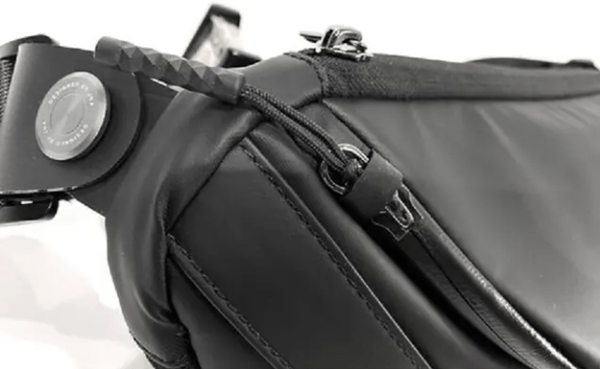 メインコンパートメントのファスナーのグリップにはセキュリティを目的とした「プルストリング」を付けました。