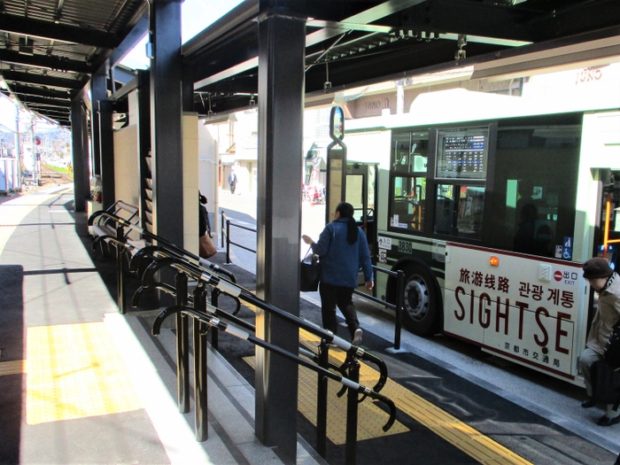 駅ホームすぐ横に到着した市バス