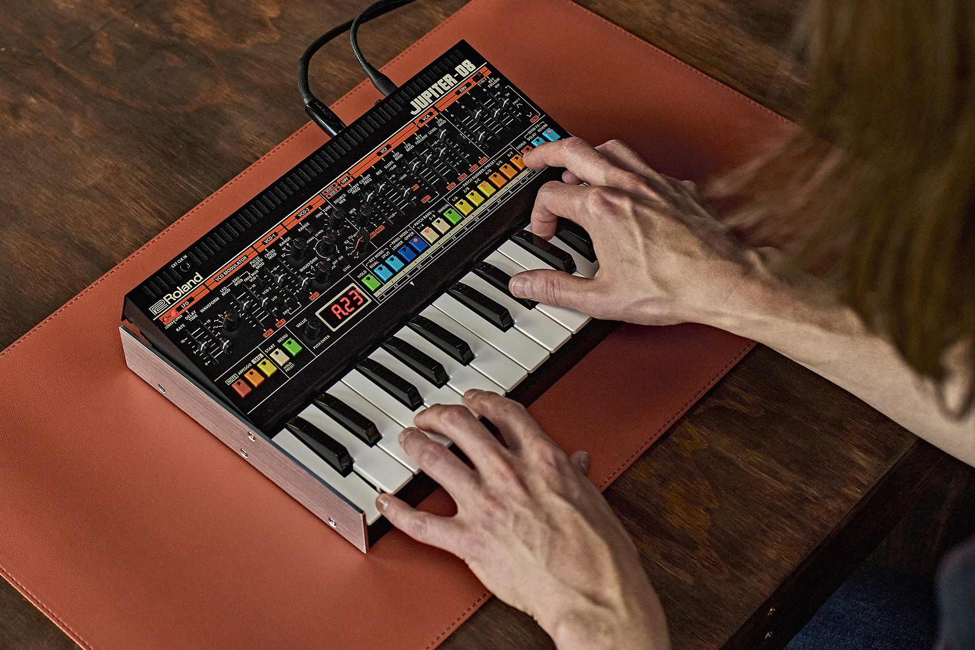 レニングラード ジュピター8 動作品 JUPITER-8」を継承したモデルとオリジナル設計の新モデル。 「Roland