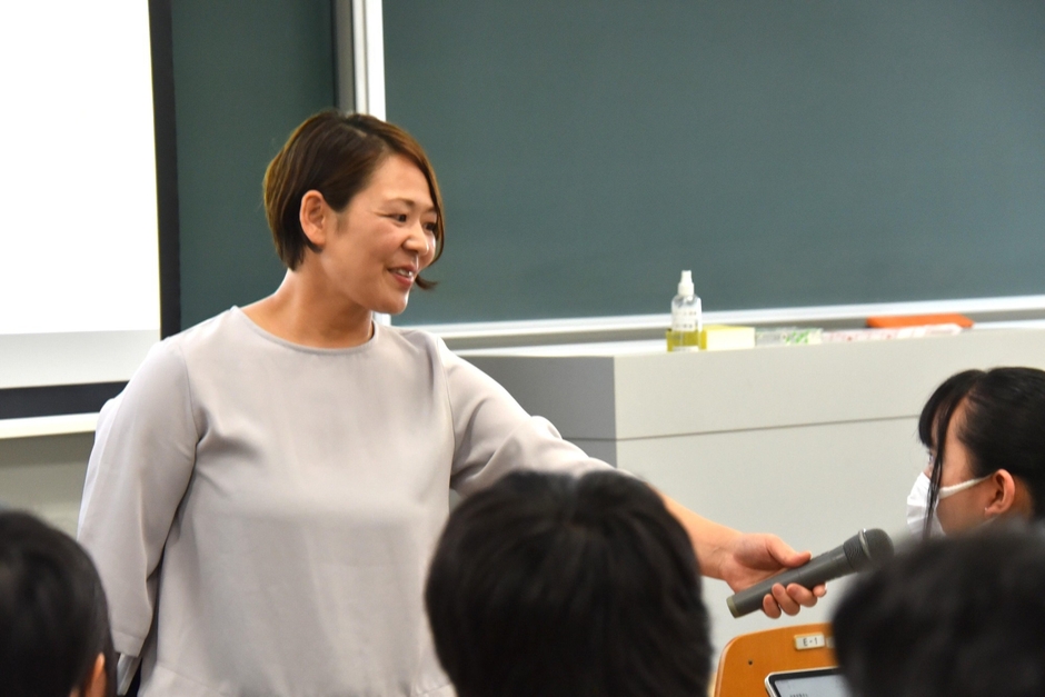 学生たちに次々と質問