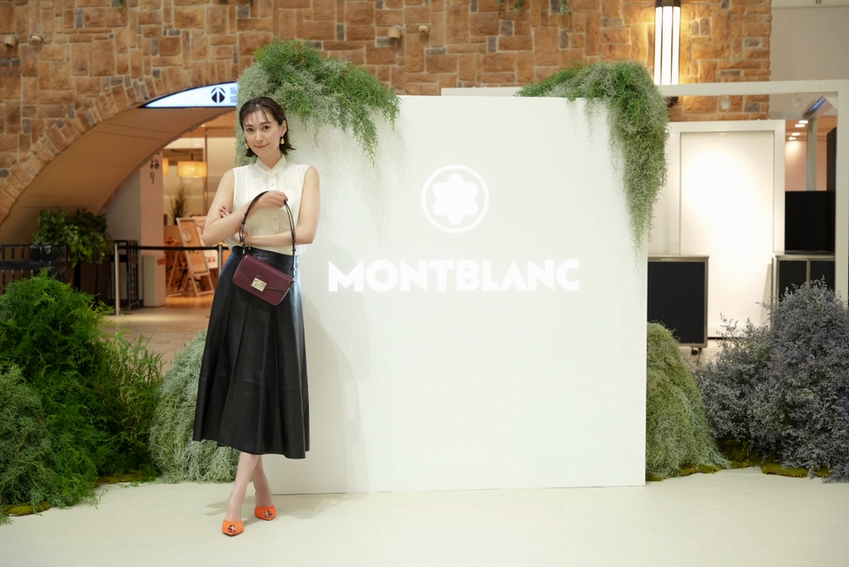 カシスカラーのバッグを鮮やかに着こなしていた。