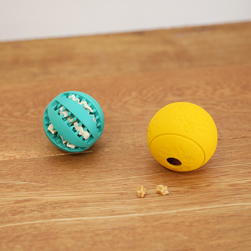 「ペット おやつボールトイ」おやつをボールのトゲに挟んで、転がしたりしながら遊ぶことができます。