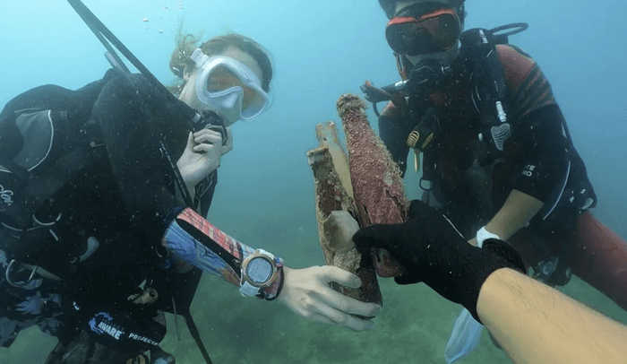 水中で拾ったビンで乾杯♪