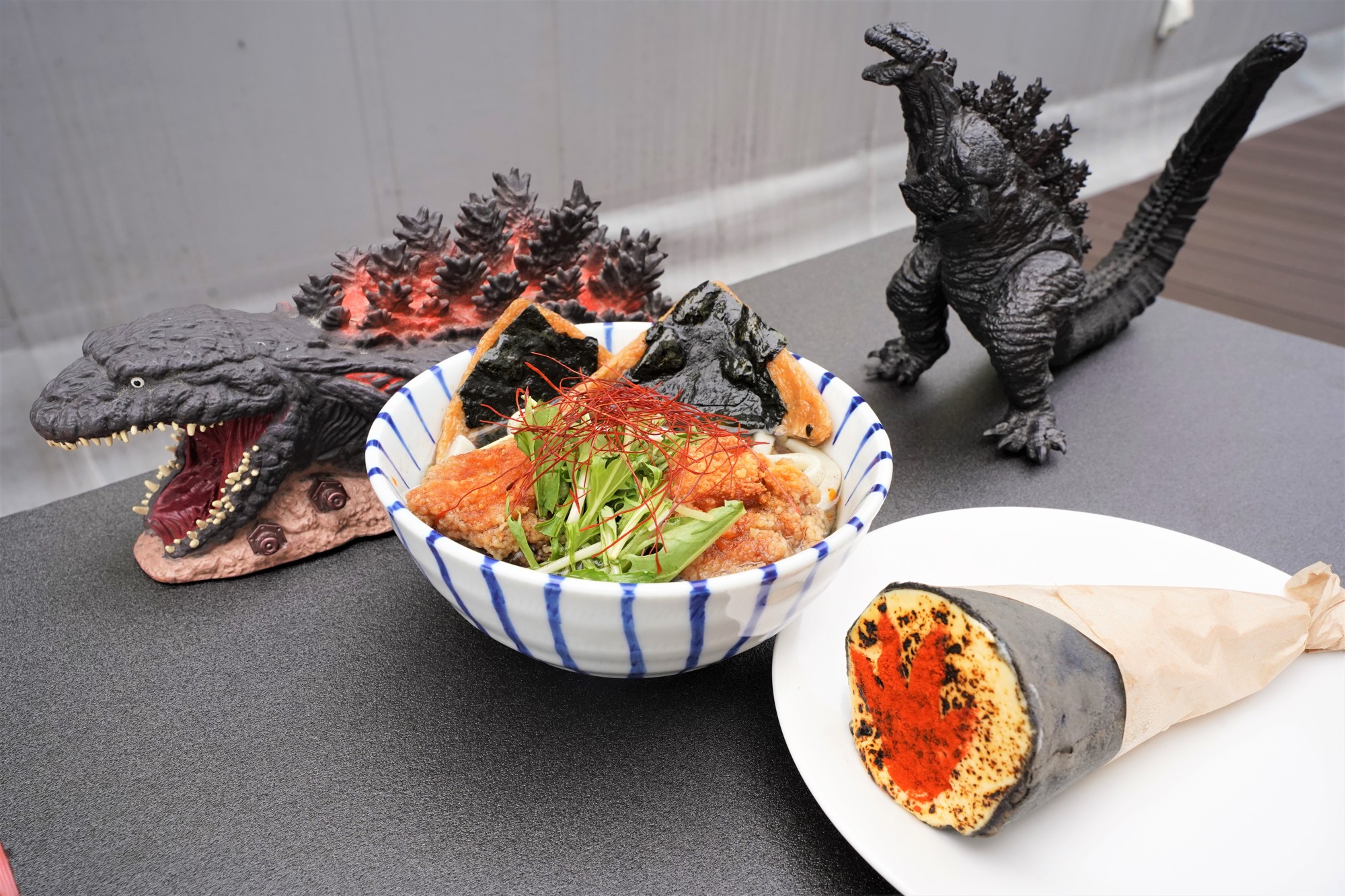 ニジゲンノモリ「ゴジラ迎撃作戦」 夏季限定コラボフード登場!
人気の「アイスブリュレクレープ」復刻&「ゴジラ和風ブラック冷やしうどん」