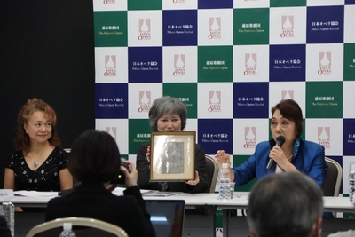 中央:ゆかりの品を持つ大石みちこさん