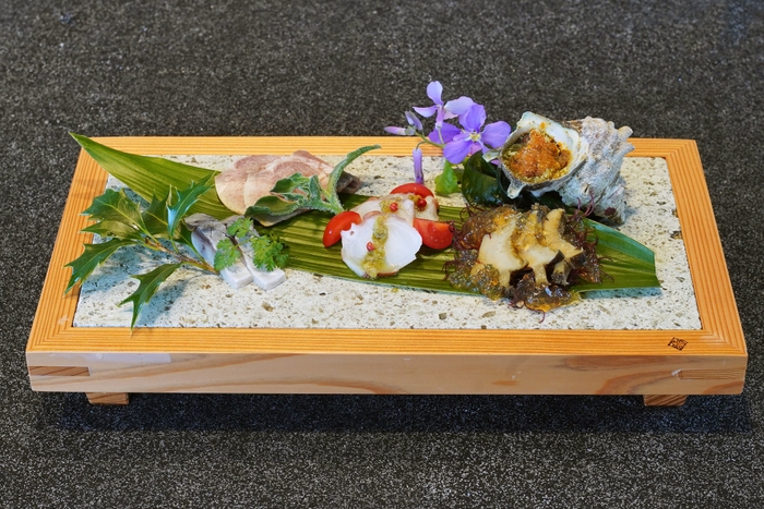 お食事は会席か鉄板焼きで楽しめる