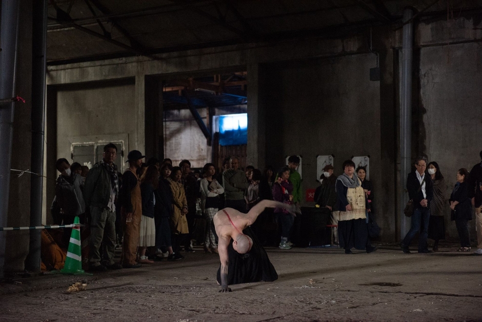 巨大なサルベージ倉庫で行われた公演。観客を引き連れながらパフォーマンス。