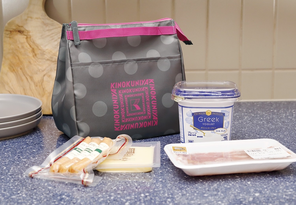 「紀ノ国屋のたっぷり保冷ポーチ」〈ドット〉7月3日号増刊付録（セブンネットショッピング、セブン-イレブン限定）使用イメージ