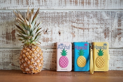 iPhoneケース(ピンク、ブルー、イエロー):各$65