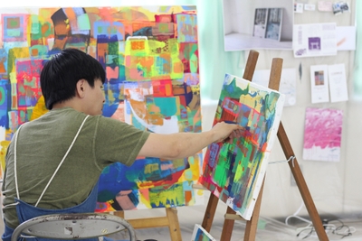 客室用の作品を制作する様子