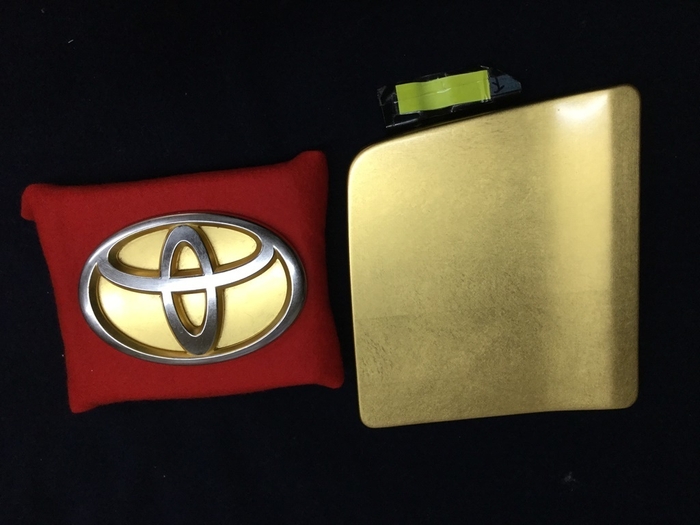 「某自動車メーカー」エンブレムの加工