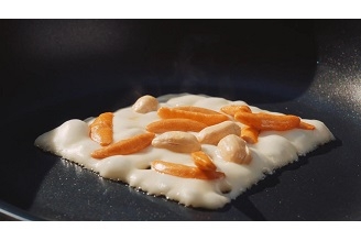 ④焦るノブさんをよそに 「柿の種チーズせんべい」を作る大悟さん