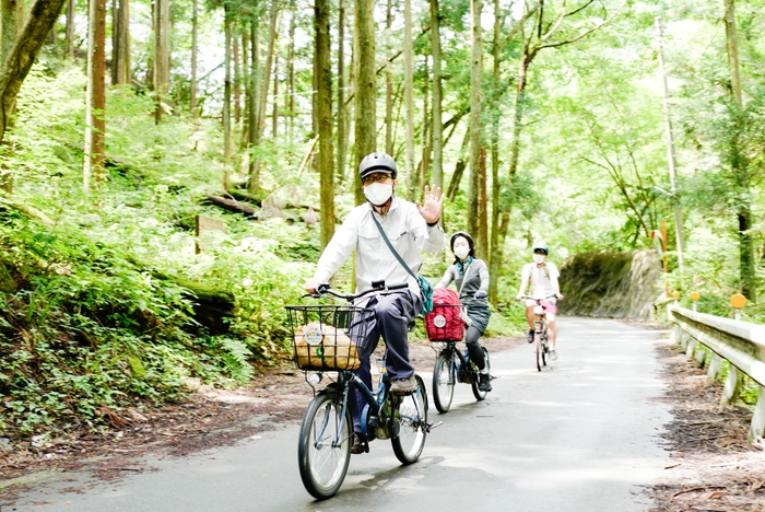 わさび田までは電動アシスト付き自転車で。坂道もラクラクです。