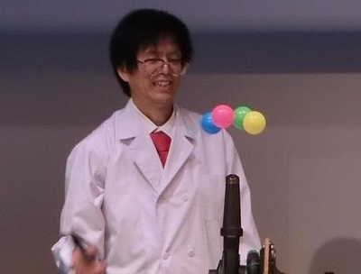 サイエンスショーの様子(浮き上がる不思議な4つのボール)