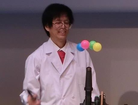 サイエンスショーの様子(浮き上がる不思議な4つのボール)