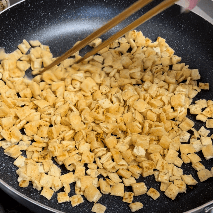 大豆香るこだわりのお揚げを焼き上げてカリカリに！