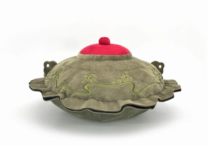 信長、戦国、歴史好きにおすすめ！ 伝説の茶釜「平蜘蛛」をイメージしたぬいぐるみが 初回限定100個発売！