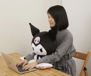 サンリオ「クロミ」のPCクッション登場　 抱っこしながらPC作業できるふわふわぬいぐるみ！