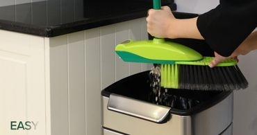 吸い取ったゴミはダストケースに!捨てる時はスライドするだけ