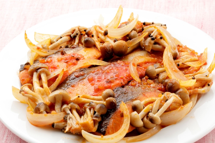 鮭とぶなしめじの蒸し焼き(トマトのソース使用)