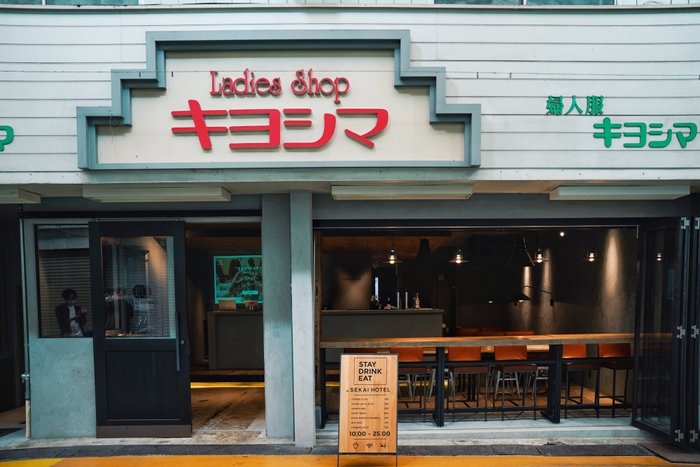 あえてリノベーション前のお店の看板を残しています