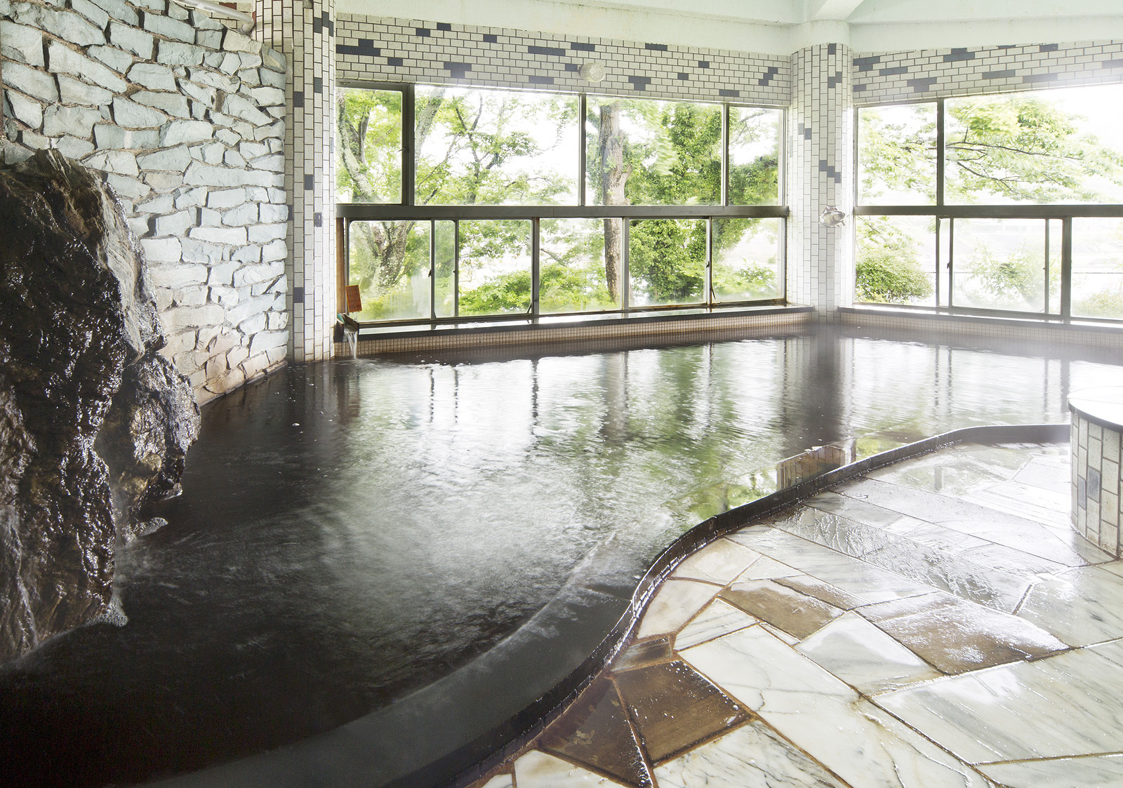 当館自慢のチョコレート色の天然温泉