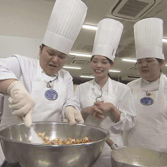 スイーツ作りをするぼる塾