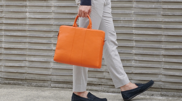 専用ストラップを用いない手提げスタイル