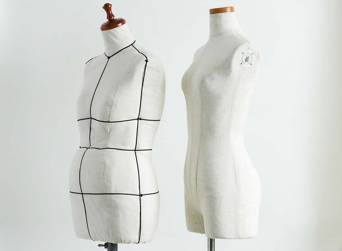 (左)70代体型のYOUKAオリジナルボディ (右)一般体型のボディ