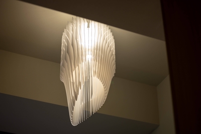 世界的に有名な建築家ザハ・ハディドが手がけた近未来型照明AVIA Pendant Lightを客室に