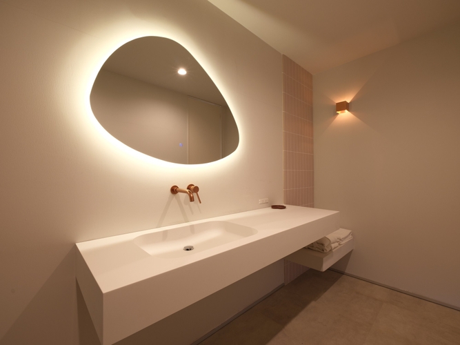 VIPルームのLavatoryはアクセントにピンクタイルを